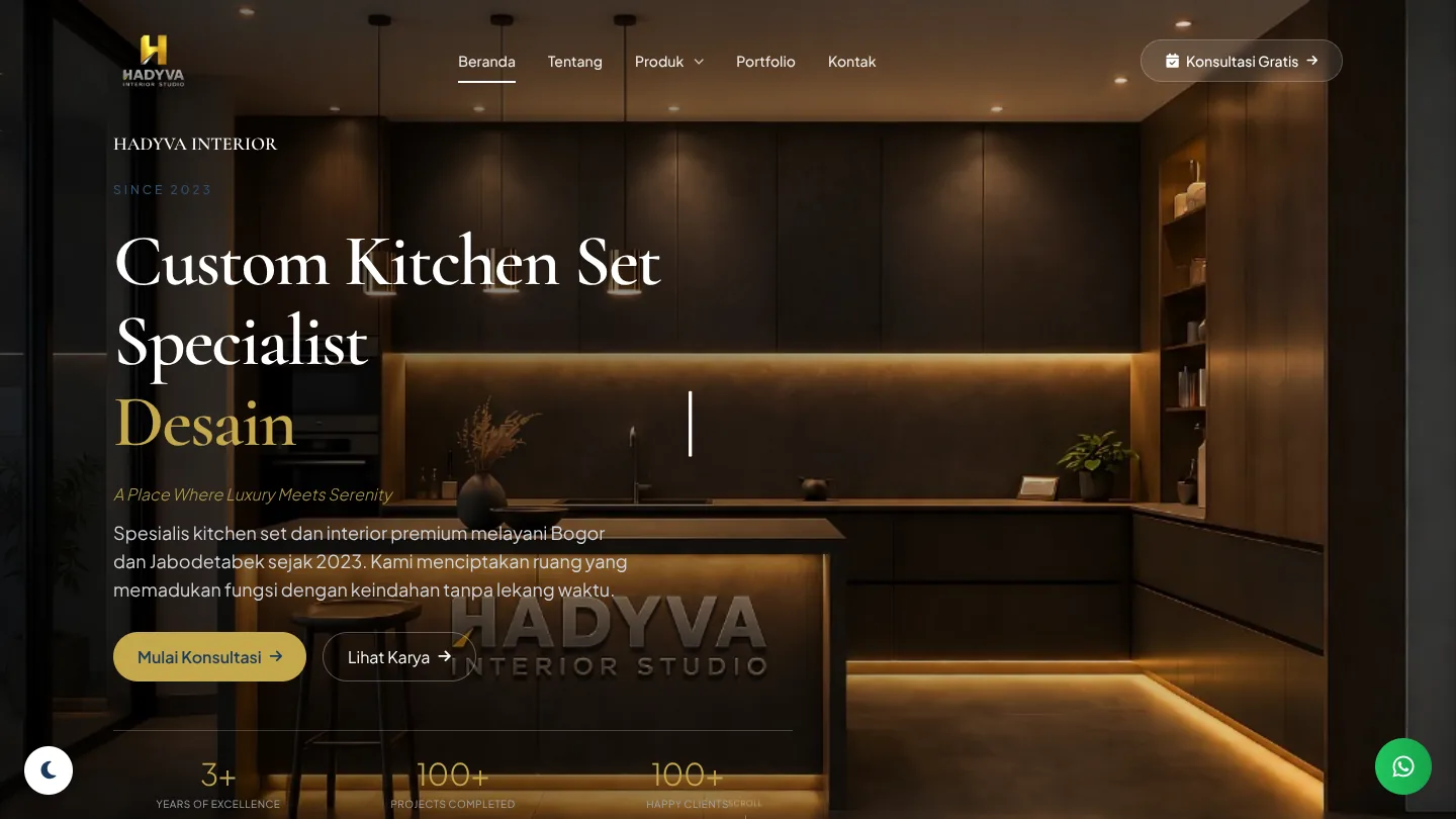 Halaman depan website HADYVA INTERIOR dengan judul Custom Kitchen Set Specialist di atas foto dapur bernuansa gelap dan lampu hangat
